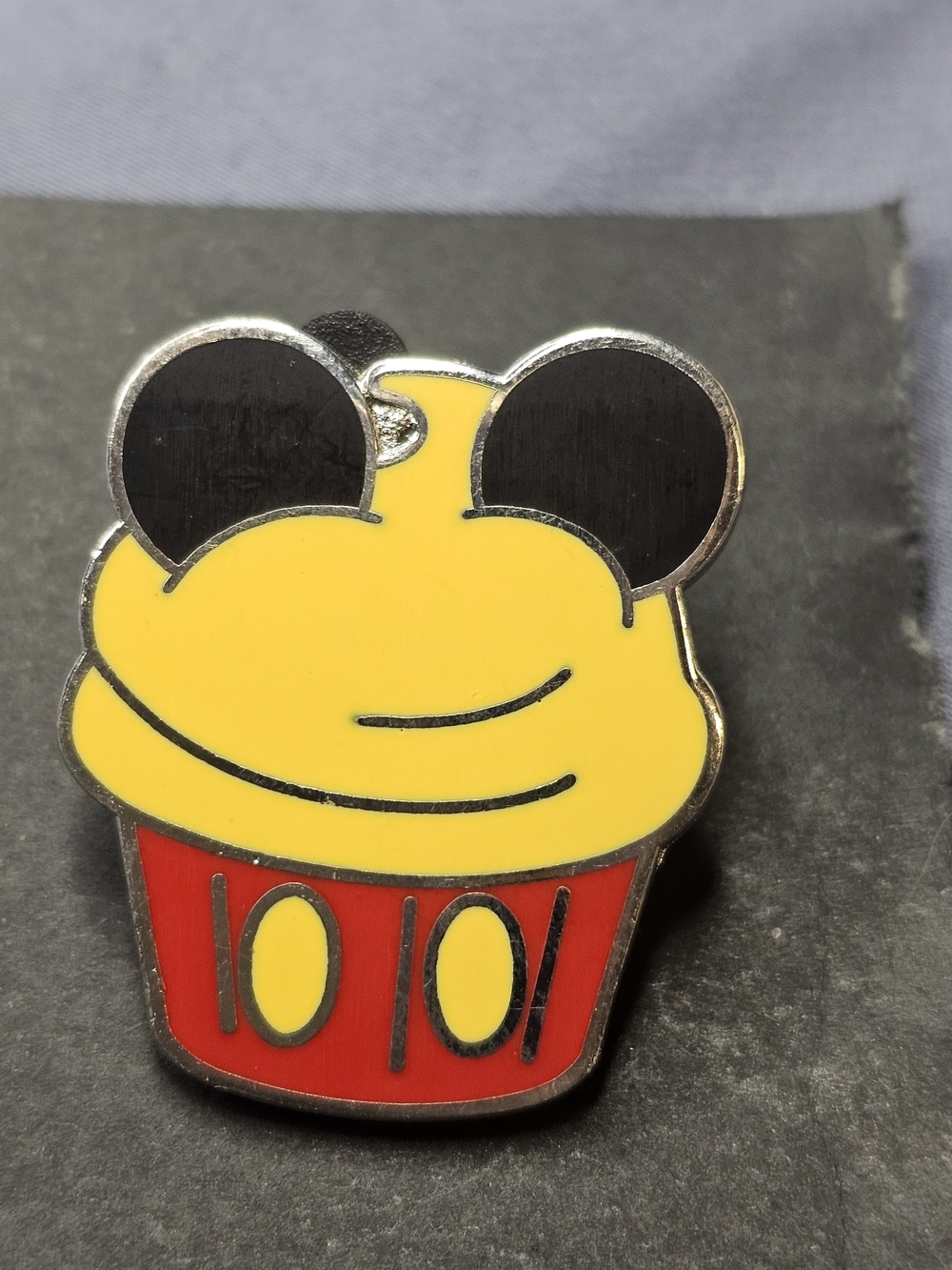 2011 Disney Booster Pin Sweet Treats Character Cupcakes Mickey Mouse